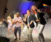 Artisterna vid Allsång i parken under Malmö Pride 2015